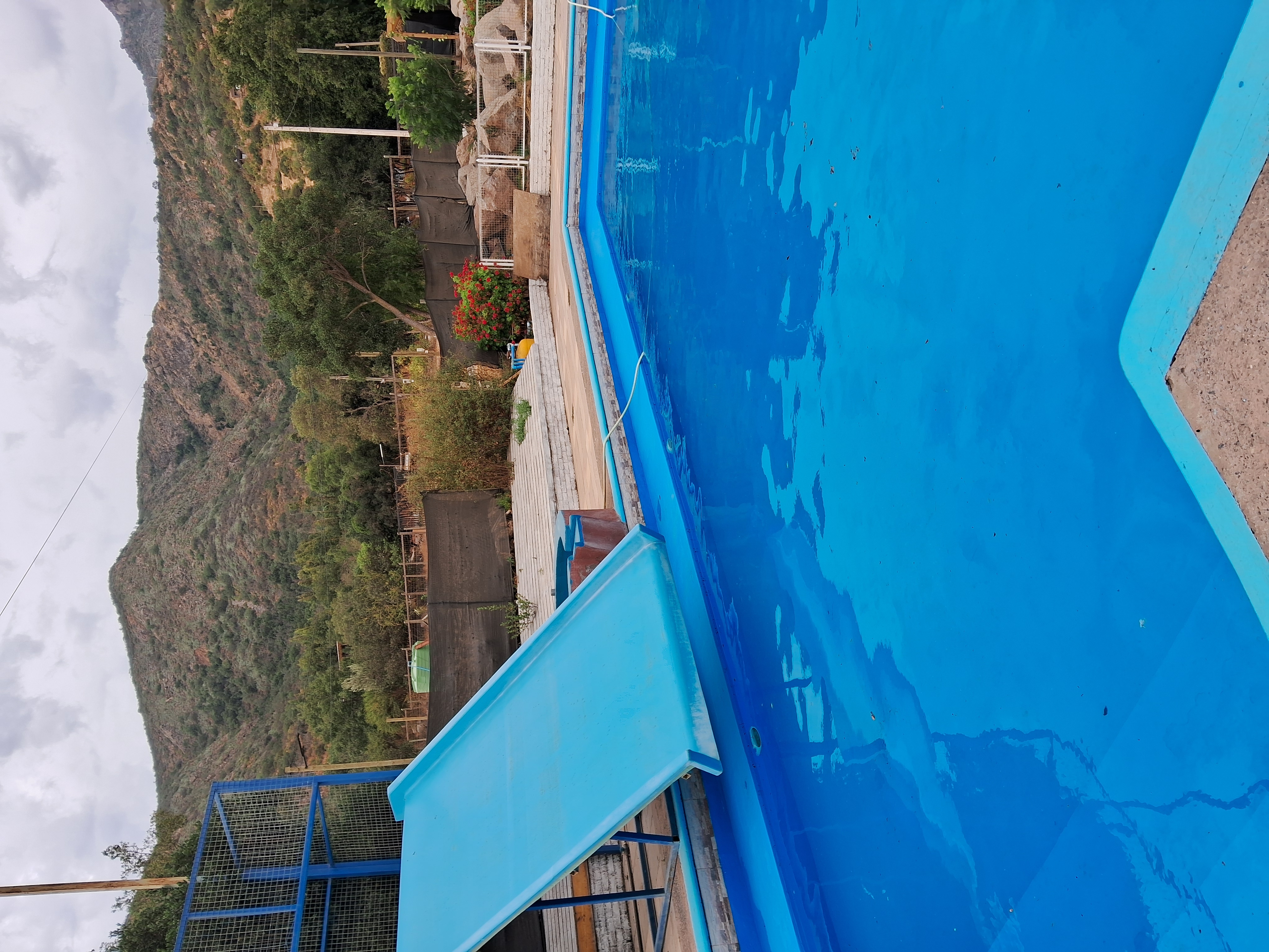Piscina con tobogán de día